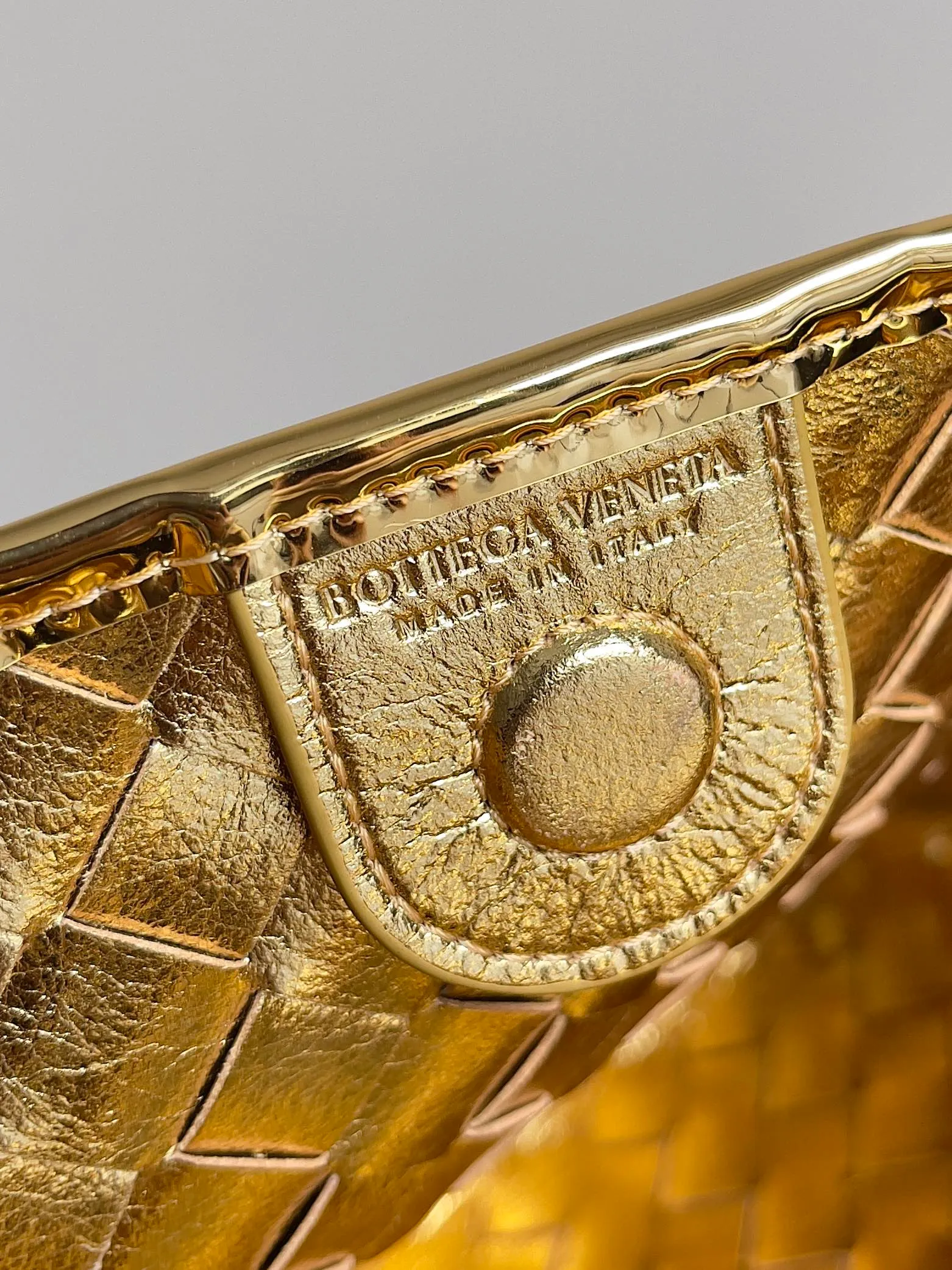 Batch 1860, ready to ship. Inspired by the 20th century modern sculptor Brancusi's work "Birds in the Sky". Muse brass handles, unique craftsmanship, make each handle unique, thus reflecting the precious sense of sculpture. Carrying Sardine in hand creates a high-end and modern look! The Sardine handbag uses Intrecciato weaving to highlight the inheritance of the brand's craftsmanship. The handle design forms a strong contrast and presents an artistic design concept. The finishing of the Muse brass decorative layer is completed by multiple processes. The exquisite craftsmanship makes each handle unique. Style number: 716082 Size: 36*3*24cm